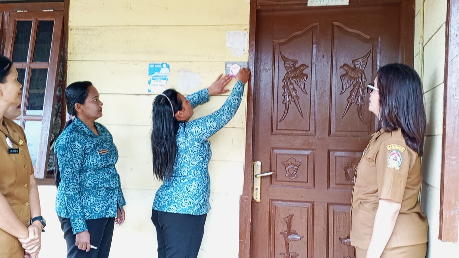 Branding Huta IVA Test melalui Pemasangan Spanduk dan Stiker Penanda Rumah Warga yang Telah Melakukan IVA Test di Desa Aek Bolon Julu, Kecamatan Balige